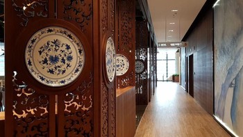 Detail pintu kantin yang memiliki motif dan hiasan keramik khas China. Karyawan mendapatkan sarapan gratis di kantin Tencent, sedangkan untuk makan siang mendapatkan diskon. Foto: CNET