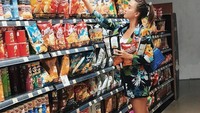Kalau orang lain pergi ke supermarket untuk berbelanja maka Erica tak melewatkan kesempatan ini untuk berpose. Meski simpel tapi gayanya terlihat seperti model profesional. Foto: Instagram ericaputrii