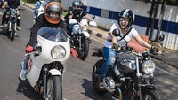 Dian Ayu tampak bahagia kala menunggangi motor gedenya itu. Foto: Dok. Instagram/dianayulestari
