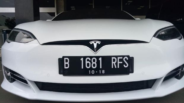 Mobil listrik canggih Tesla Model S nongkrong di Kompleks DPR. Mobil berkelir putih itu berpelat RFS. Loh, pejabat mana yang punya?