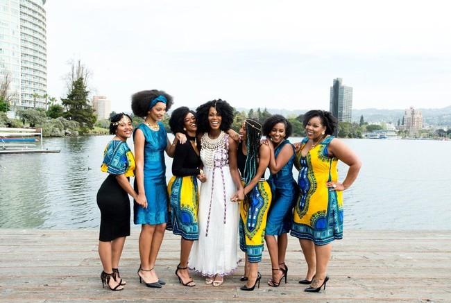 Pada sesi pemotretan lainnya, sang calon pengantin wanita menggunakan pakaian Habesha, busana khas tradisional Afrika. Foto: dok. Chloe Jackman