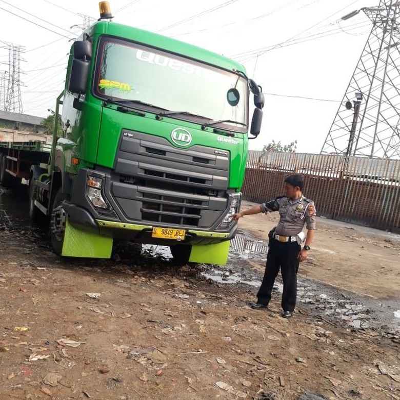 Pengendara Ojol Tewas Terlindas Truk di Kelapa Gading Pengendara Ojol Tewas Terlindas Truk di Kelapa Gading