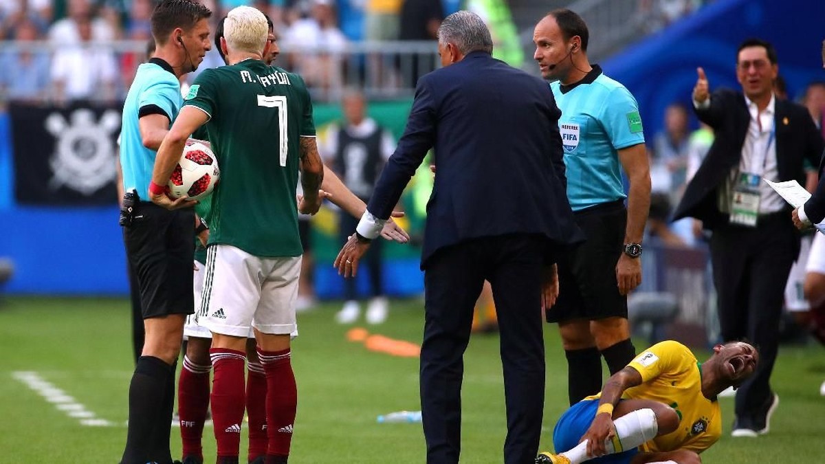 Neymar disorot karena kerap berakting usai menerima kontak dari pemain lawan. (Foto: Michael Dalder/Reuters)