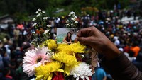 Para pemuka agama meminta pihak keluarga mengikhlaskan para korban yang telah kembali ke pangkuan Sang Khalik. 