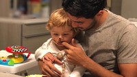 Hot daddy! Carlos menyuapkan kue cokelat pada anaknya, Romeo Vela yang sedang merayakan ulang tahun. Manis banget ya momen ini? Foto: instagram @carlosv11