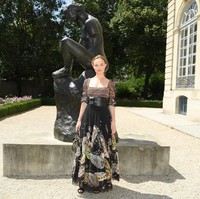 Aktris Kate Bosworth memilih tampilan yang dramatis dengan gaun gelap yang roknya dihiasi motif floral berukuran besar. Sabuk bergaya korset turut menyempurnakan gayanya. (Foto: Getty Images)