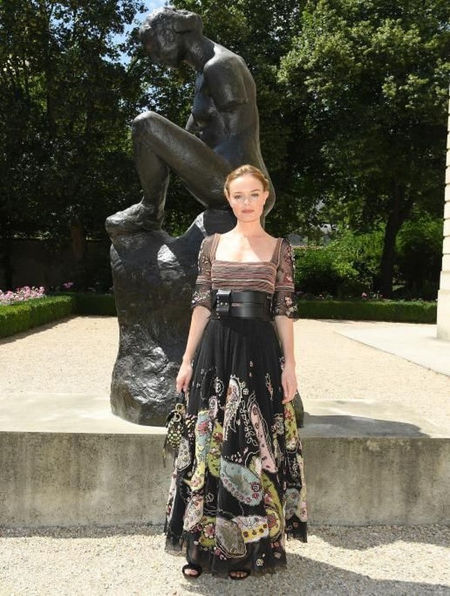 Aktris Kate Bosworth memilih tampilan yang dramatis dengan gaun gelap yang roknya dihiasi motif floral berukuran besar. Sabuk bergaya korset turut menyempurnakan gayanya. (Foto: Getty Images)