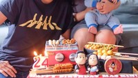 Tak hanya jadi selebgram terkenal. Rachel dan Niko kini juga memiliki usaha bisnis kuliner yang populer. Ada Sate Taichan Goreng dan Rumah Sedep. Nah, kali ini Niko sedang berulang tahun, kuenya pun berbentuk mirip seperti sate taichan. Kreatif! Foto: Instagram @rachelvennya