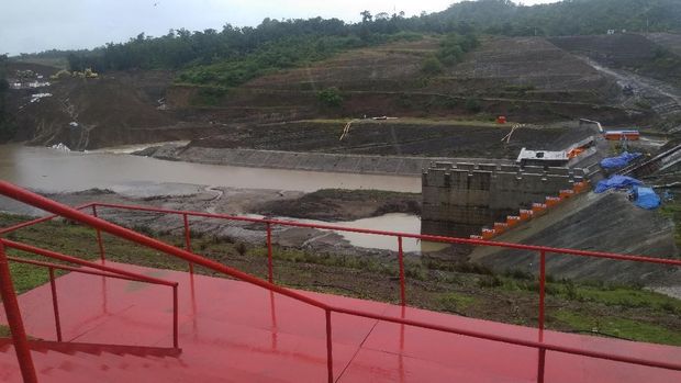 Danau Tempe Dikelilingi Tanggul