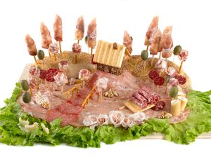 Wow! Rumah Hingga Gaun Pengantin Cantik Ini Terbuat dari Salami