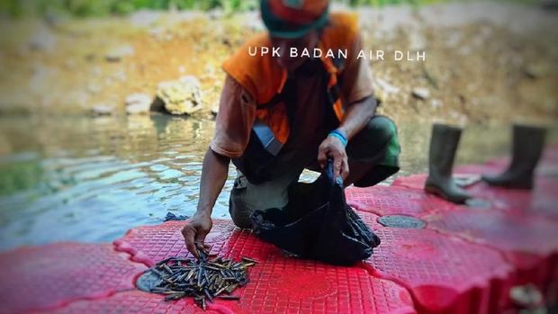 Petugas juga menemukan granat mainan.