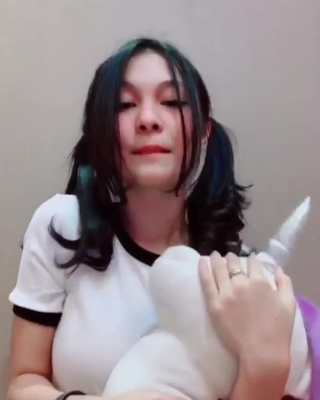 Ia kerap kali mengunggah berbagai video lucu dari Tik Tok. Tak sedikit netizen bahkan menganggap Delilah sebagai Ratu Tik Tok. Foto: Instagram