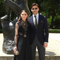 Olivia Palermo pun tak mau melewatkan fashion show ini. Sang sosialita memilih gaun hitam berbahan transparan yang dipermanis dengan tumpukan kalung emas bergaya gypsy. (Foto: Getty Images)