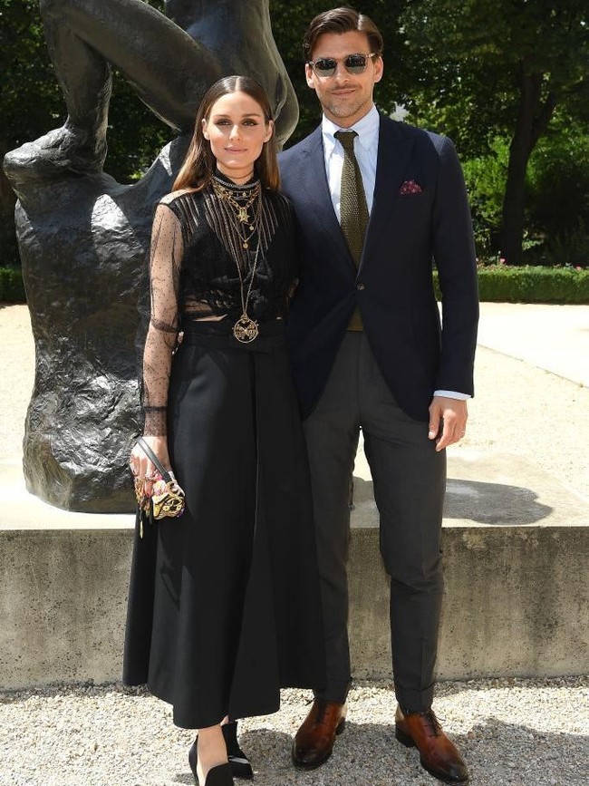 Olivia Palermo pun tak mau melewatkan fashion show ini. Sang sosialita memilih gaun hitam berbahan transparan yang dipermanis dengan tumpukan kalung emas bergaya gypsy. (Foto: Getty Images)