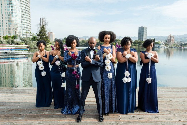 Foto prewedding tersebut dipotret oleh fotografer  Chloe Jackman. Sang pengantin pun berpose bergaya Wakanda. Inilah pose Wakanda calon pengantin pria dengan para bridesmaid. Foto: dok. Chloe Jackman