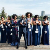 Foto prewedding tersebut dipotret oleh fotografer  Chloe Jackman. Sang pengantin pun berpose bergaya Wakanda. Inilah pose Wakanda calon pengantin pria dengan para bridesmaid. Foto: dok. Chloe Jackman