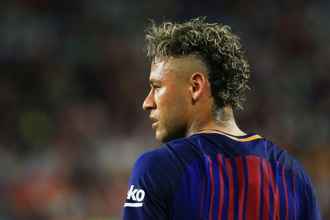 Inilah bentuk asli rambut Neymar, keriting. Neymar memberikan highlight pirang pada rambut keritingnya saat memperkuat Barcelona melawan Real Madrid pada Juli 2017.Foto: Getty Images