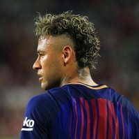 Inilah bentuk asli rambut Neymar, keriting. Neymar memberikan highlight pirang pada rambut keritingnya saat memperkuat Barcelona melawan Real Madrid pada Juli 2017.Foto: Getty Images