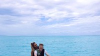 Selama di Bora-bora, De Bruyne menghabiskan waktu bersama istrinya dengan main jet ski (kevindebruyne/Instagram)