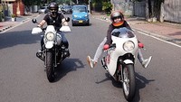 Terlalu senang,  Dian Ayu Lestari sampai mengangkat kedua kakinya. Foto: Dok. Instagram/dianayulestari