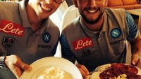 Just got married, tulis Mertens dalam akun Instagramnya. Terlihat mempelai wanita sedang bergaya dengan sebotol wine. Foto: Instagram @driesmertens