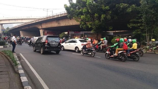 Banyak pengemudi mobil berpelat genap melaju di Tomang saat tanggal ganjil.