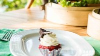 Sambil menikmati hamparan laut lepas Koh Hood, cupcake red velvet manis akan menemani waktu santai Anda di atas pohon. Foto: Istimewa