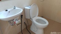 Begini penampakan toilet yang masih apik.