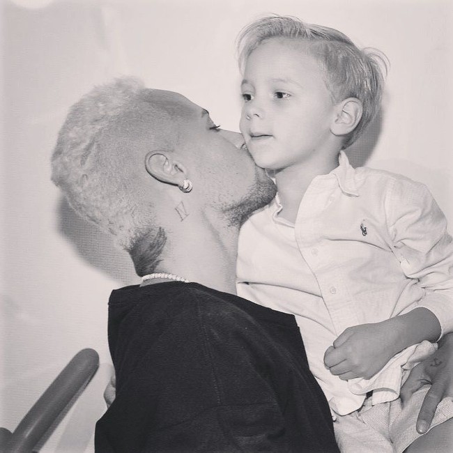 Sepakbola adalah dunianya. Tapi bagi kekasih model seksi Bruna Marquezine ini, anak tetap nomor satu. (Foto: Instagram/@neymarjr)