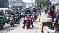 Kurangnya kesadaran pengendara motor tentang larangan melintasi pedestrian pejalan kaki masih sangat minim. Dari yang awalnya melakukan satu kali karena terjebak macet dan tidak adanya teguran atau sanksi yang diberikan oleh para petugas lalu lintas membuat para pengendara menganggapnya sebagai hal yang wajar dan menjadi kebiasaan buruk.