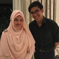 Dalam sebuah kesempatan, Syed Saddiq pun pernah mengungkap tipe wanita idealnya. Ia mengaku menginginkan seseorang yang klik, santai, dan tidak terlalu serius karena pekerjaannya sendiri sudah sangat menyita perhatian. Pria tersebut juga berharap pasangannya kelak mengerti situasinya sebagai seseorang yang sibuk dan bekerja di pemerintahan. Foto: Instagram Syed Saddiq
