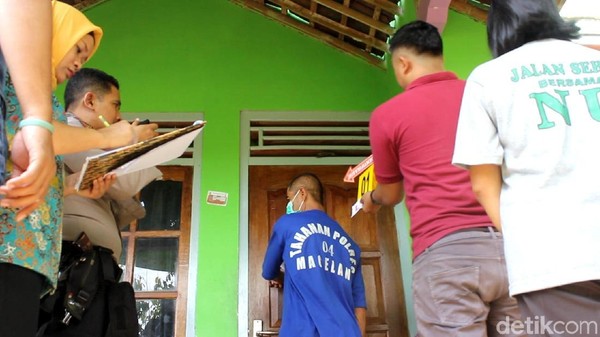Foto: Rekonstruksi Kasus Dukun Pijat Diduga Aborsi Puluhan Janin