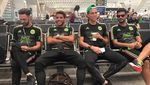Tak Hanya Keren di Lapangan, Pemain Bola Carlos Vela Juga Keren Saat Kulineran