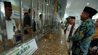 Direktur Utama PT Pegadaian (Persero) Sunarso bersama Ketua MUI  KH Maruf Amin meninjau outlet Pegadaian Syariah di Bangkalan, Jawa Timur. Pool/Pegadaian.