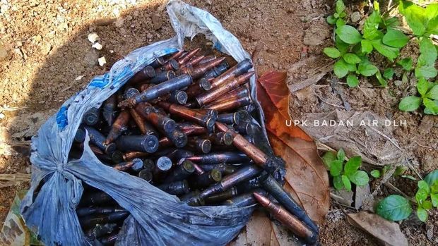 Ratusan peluru diserahkan ke Polres Jakarta Barat.