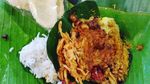 Mau Sarapan Sedap? Nikmati Nasi Jinggo Berbungkus Daun yang Mungil Ini