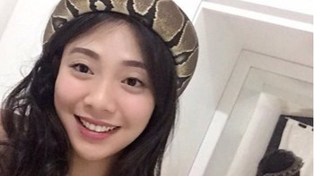 Seperti foto ini, ia tampak tak takut untuk meletakkan ular di atas kepalanya yang dijadikan sebagai bando. (Foto: Instagram)