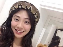 Guru Cantik Hobi Main Ular Curi Perhatian Netizen