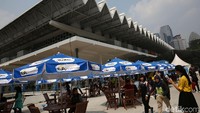Di luar Istora Senayan juga disediakan tempat bersantai yang asyik bagi para penonton.