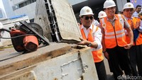 Menteri Perhubungan Budi Karya Sumadi didampingi Kakorlantas Royke Lumowa menyaksikan pemotongan truk yang terjaring Operasi Over Dimensi dan Over Load (ODOL) di halaman Kementerian Perhubungan, Jakarta, Selasa (3/7/2018).