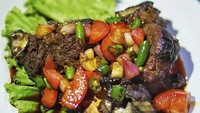 Iga bakar ini disajikan dengan sambal kecap lengkap. Ada irisan cabai rawit, bawang dan tomat. Sedap dinikmati bersama nasi putih. Foto : instagram @tukangjajanmalam