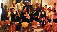 Waktunya berpesta! Carlos dan keluarga besarnya tengah menikmati makan malam di momen pegantian tahun. Semuanya kompak mengenakan kalung dan topi pesta berwarna kuning. Foto: instagram @carlosv11
