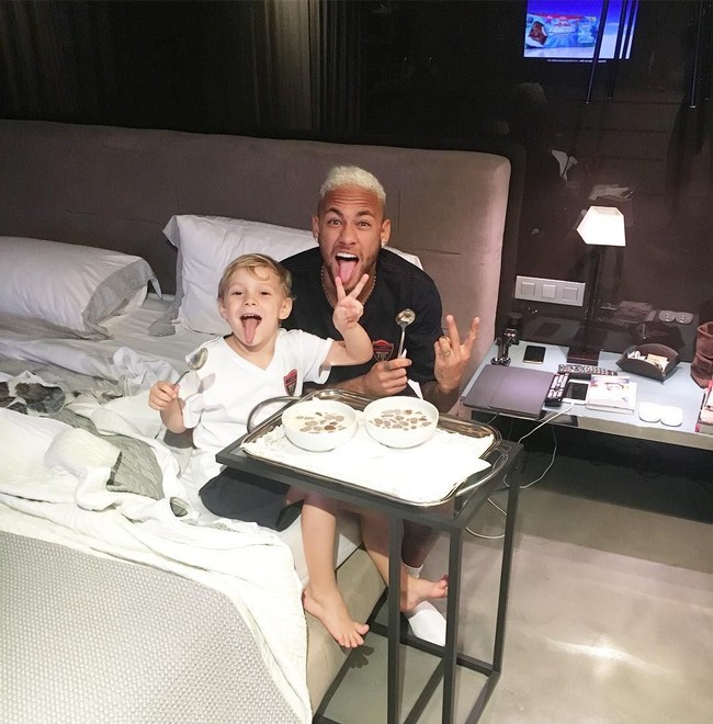 Neymar Jr. menjadi bintang saat Brasil sukses menaklukkan Meksiko 2-0 di babak 16 besar Piala Dunia 2018, Senin (2/7/2018). Ia berhasil menyumbangkan satu gol untuk Selecao. Tak hanya kemahirahannya di lapangan hijau, pemain termahal di dunia ini juga dipuja karena sosoknya sebagai ayah dari David Lucca. Foto-foto di Instagram Neymar memperlihatkan keakraban dia dengan putra semata wayangnya. (Foto: Instgram/@neymarjr)