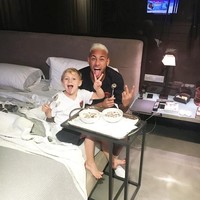 Neymar Jr. menjadi bintang saat Brasil sukses menaklukkan Meksiko 2-0 di babak 16 besar Piala Dunia 2018, Senin (2/7/2018). Ia berhasil menyumbangkan satu gol untuk Selecao. Tak hanya kemahirahannya di lapangan hijau, pemain termahal di dunia ini juga dipuja karena sosoknya sebagai ayah dari David Lucca. Foto-foto di Instagram Neymar memperlihatkan keakraban dia dengan putra semata wayangnya. (Foto: Instgram/@neymarjr)