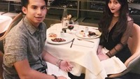 Wah foto ini diambil sebelum mereka menikah. Saat sedang berada di Paris, keduanya terlihat romantis makan malam bersama sambil memandang menara Eifel. Foto: Instagram @rachelvennya