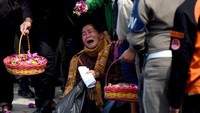 Seorang ibu tampak menangis terbata-bata saat melakukan prosesi tabur bunga. Dia kemudian dipapah kerabatnya meninggalkan area tabur bunga. Sedangkan keluarga lain tampak berpelukan, saling menguatkan satu sama lain.