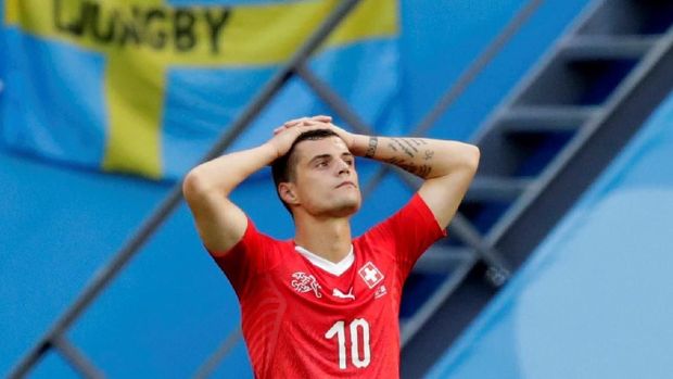  Gelandang timnas Swiss Granite Xhaka kecewa usai kekalahan atas Swedia 