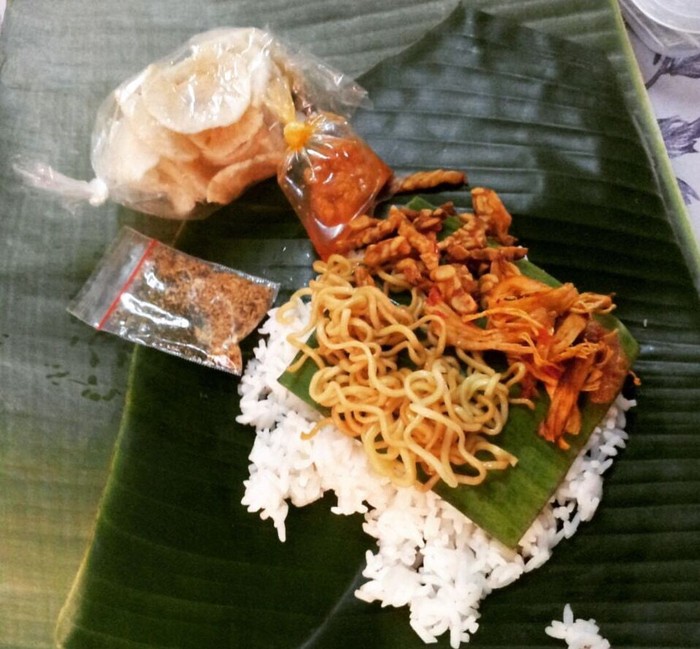 Mau Sarapan Sedap? Nikmati Nasi Jinggo Berbungkus Daun 