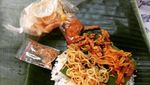 Mau Sarapan Sedap? Nikmati Nasi Jinggo Berbungkus Daun yang Mungil Ini