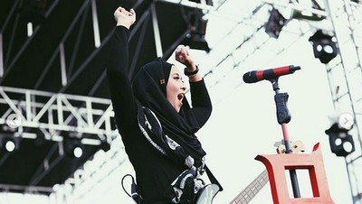 Chua Kotak Cantik Berhijab di Atas Panggung